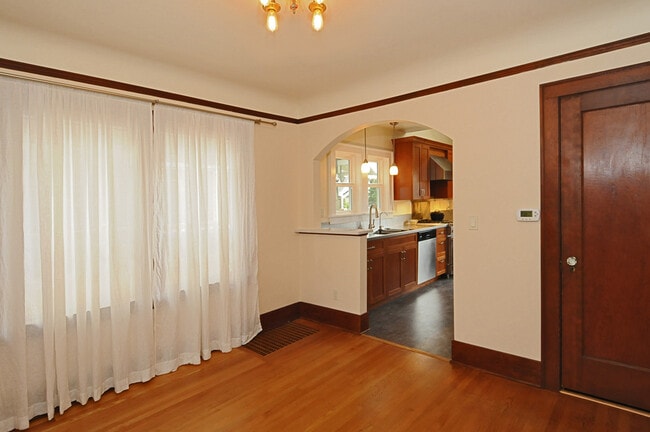 Building Photo - Beautiful Craftsman Home in Desired Neighb...