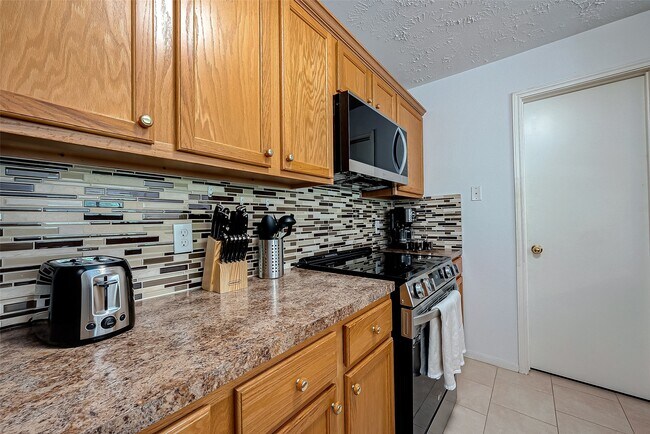 Building Photo - 8051 Bay Branch Dr