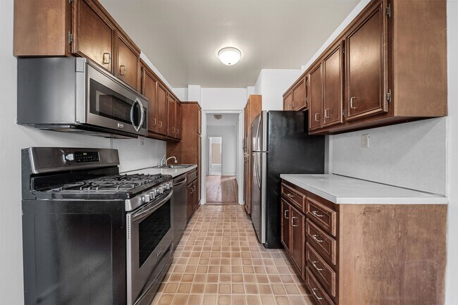 Building Photo - 100 E Palisade Ave