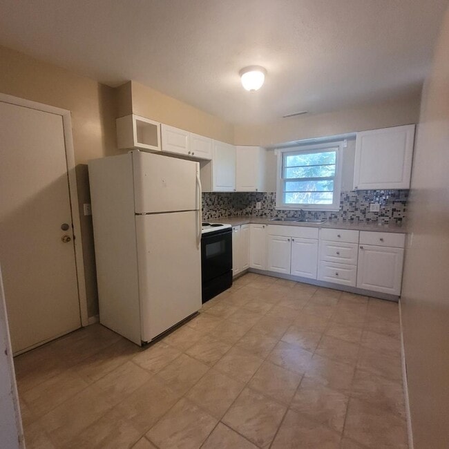 Building Photo - $995 - 3 bed 1 bath - Single Family Home