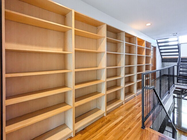 Building Photo - 444 Oxford St