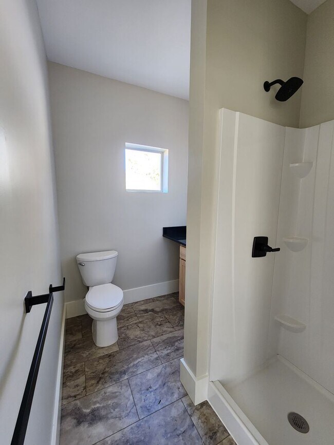 Building Photo - ***6 Month Lease***East Asheville Rental