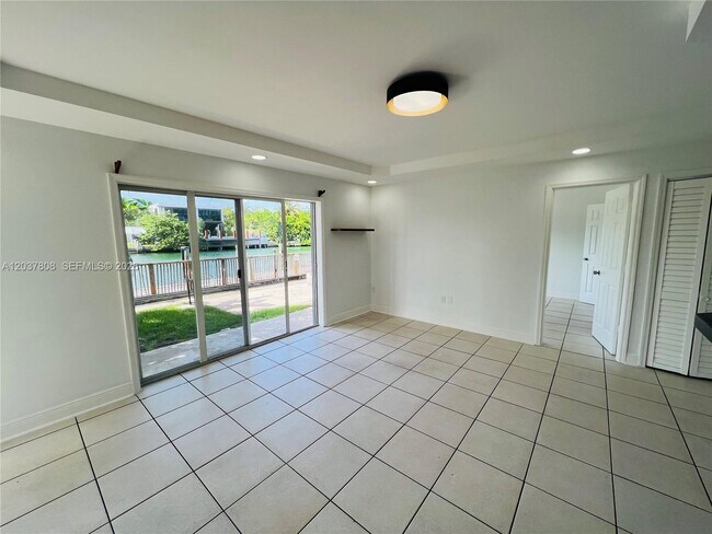 Building Photo - 2033 Calais Dr