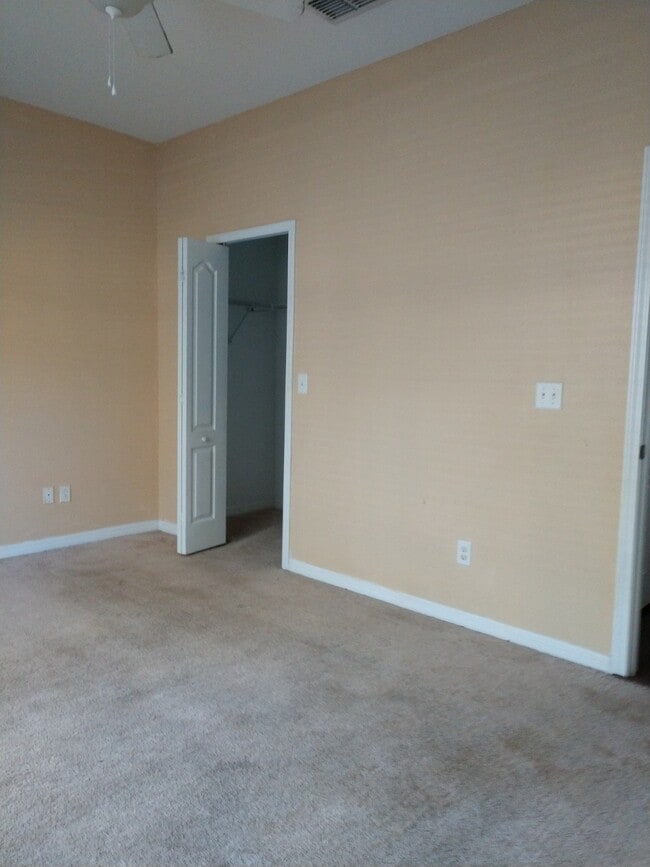 Building Photo - Spacious 3 bedroom, 2 bath corner unit.