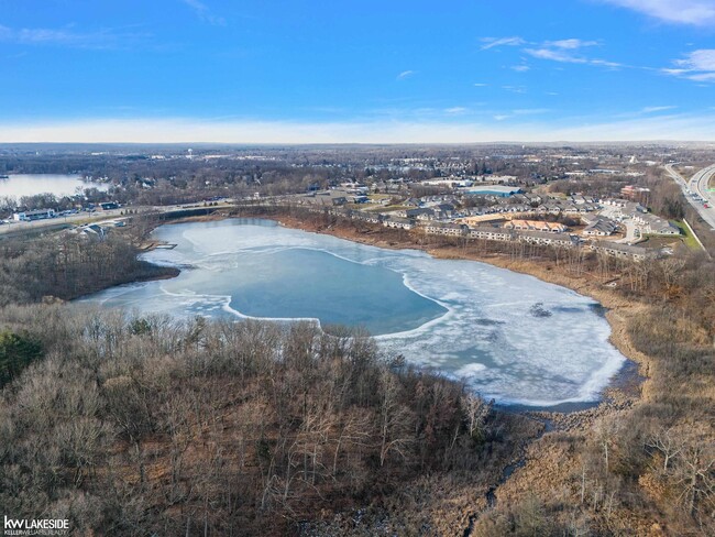 Building Photo - 10457 Pickerel Lk Dr