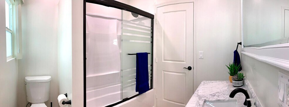 Building Photo - 540 N Harvard Blvd