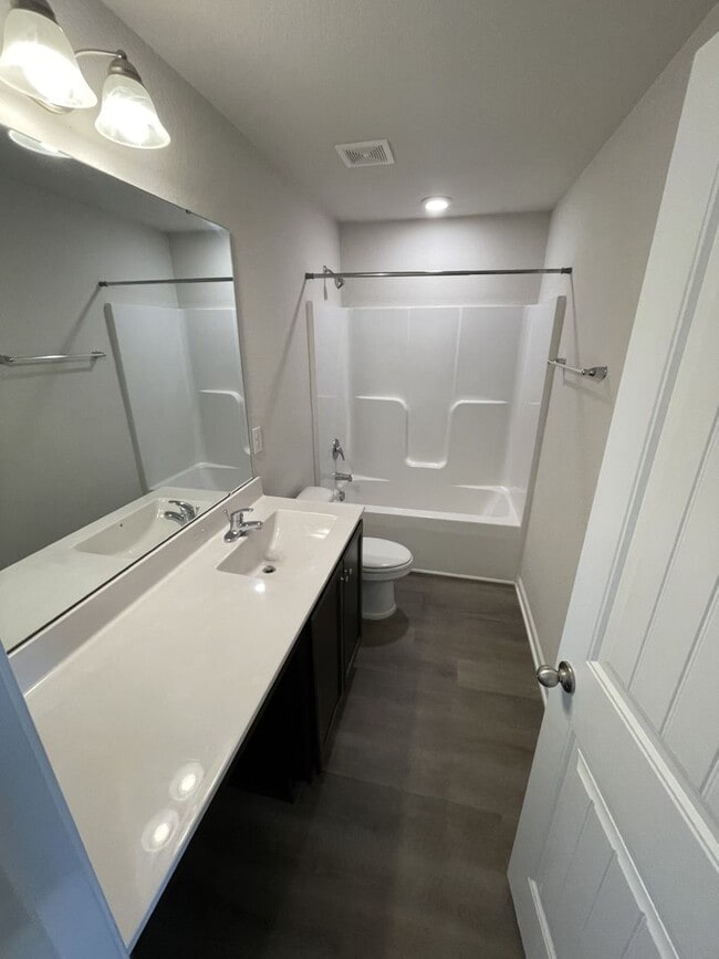 Building Photo - 3 Bd 2.5 Ba end unit townhouse