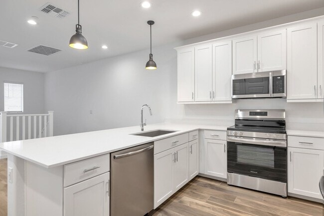 Building Photo - Like New luxurious townhome with 2 Master ...