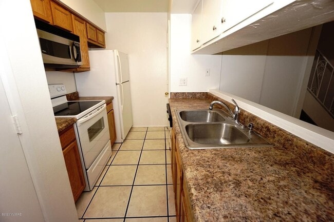 Building Photo - Great East Side Location Monte Catalina Estates