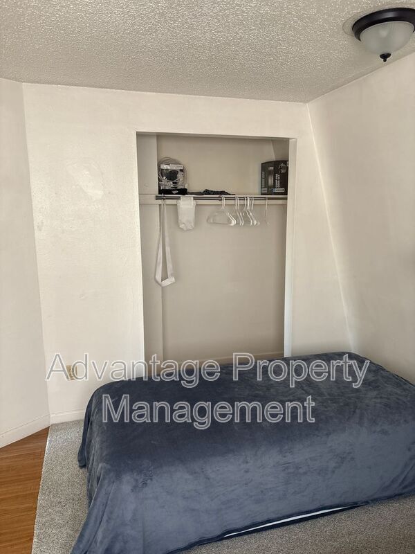 Building Photo - 146 SW Cottage St