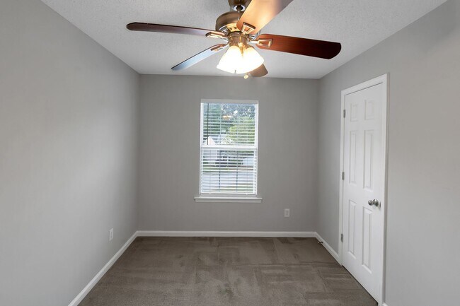 Building Photo - 4 Bedroom 3 bath Gorgeous Home