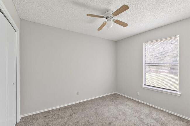 Building Photo - 6002 Parkwood Dr