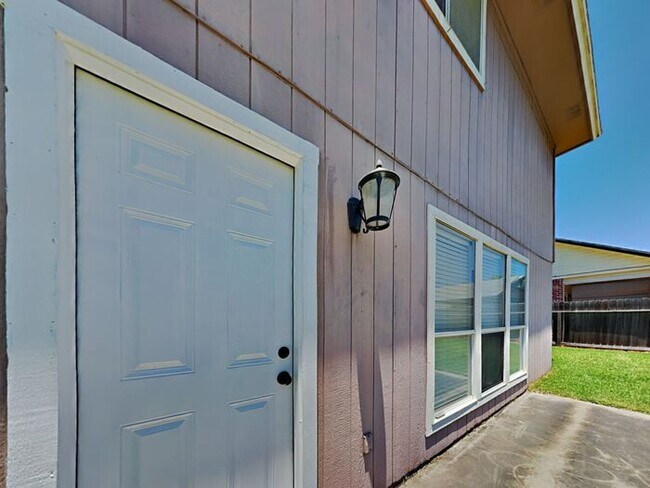 Building Photo - No Application Fees* $500 off first month....