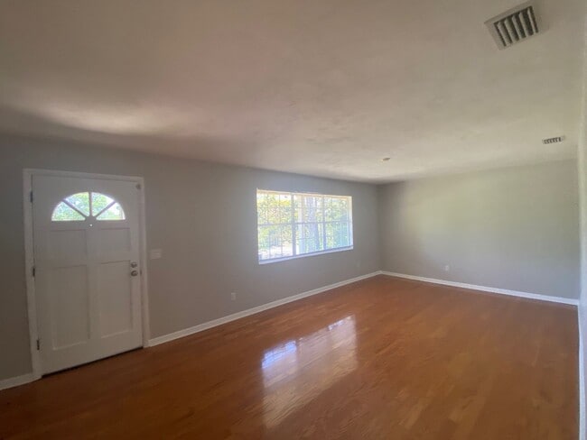 Building Photo - 2408 Dundee Dr