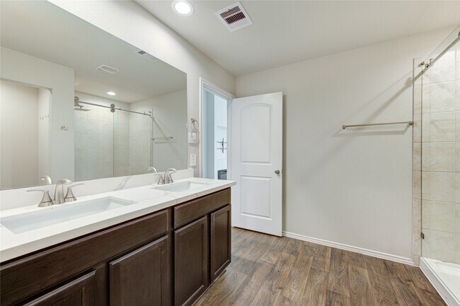Building Photo - 21335 Hendricks Holw Ln