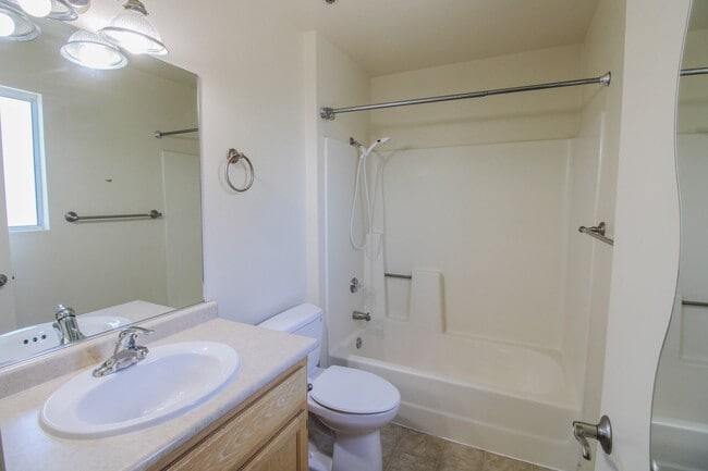 Building Photo - 2 Bedroom, 2 Bathroom + Loft - Top Floor Condo in Parkwood Village