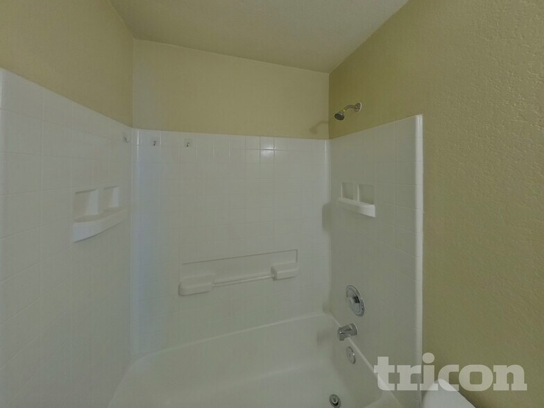 Building Photo - 1712 Vineridge Ln