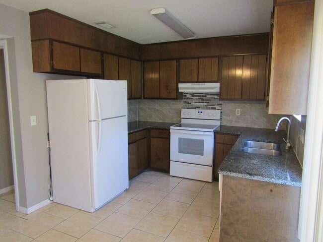 Building Photo - 1100 Pineland Ave