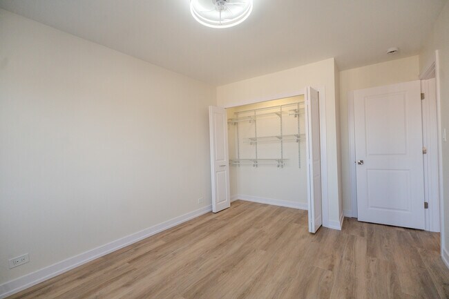 Building Photo - 2740 W Farragut Ave