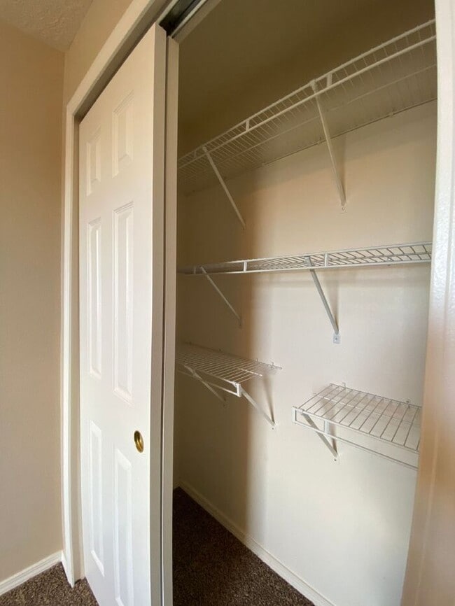 Building Photo - LOTS OF SPACE - LARGE 3 BR PLUS LOFT!