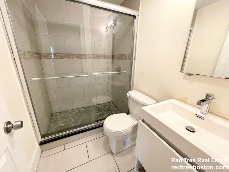 Building Photo - 15 Sunset St