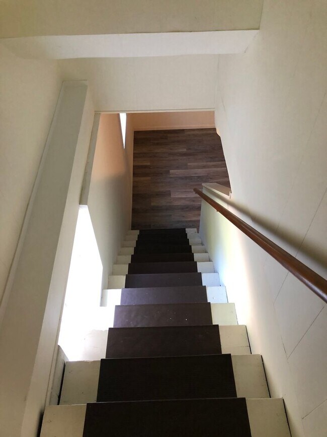 Building Photo - Spacious and Private 4-bed, 3-bath House in Desirable Highland Park Neighborhood of St. Paul!