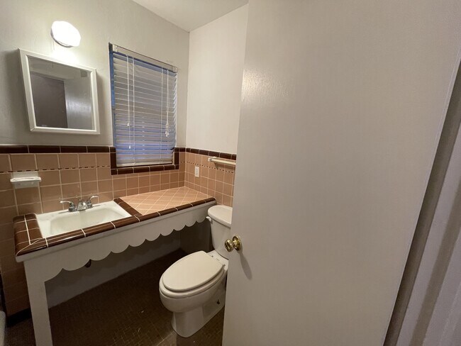 Building Photo - 1419 Linden Dr