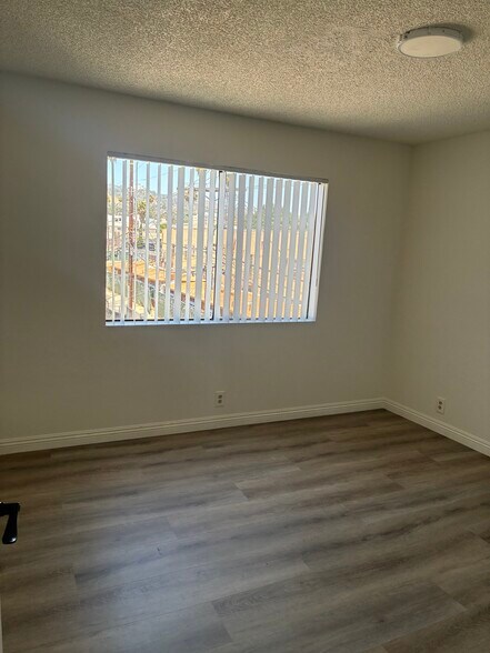 Building Photo - 1406 N Serrano Ave