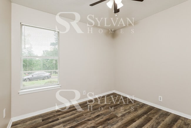 Building Photo - Discover Spacious Comfort & Fun