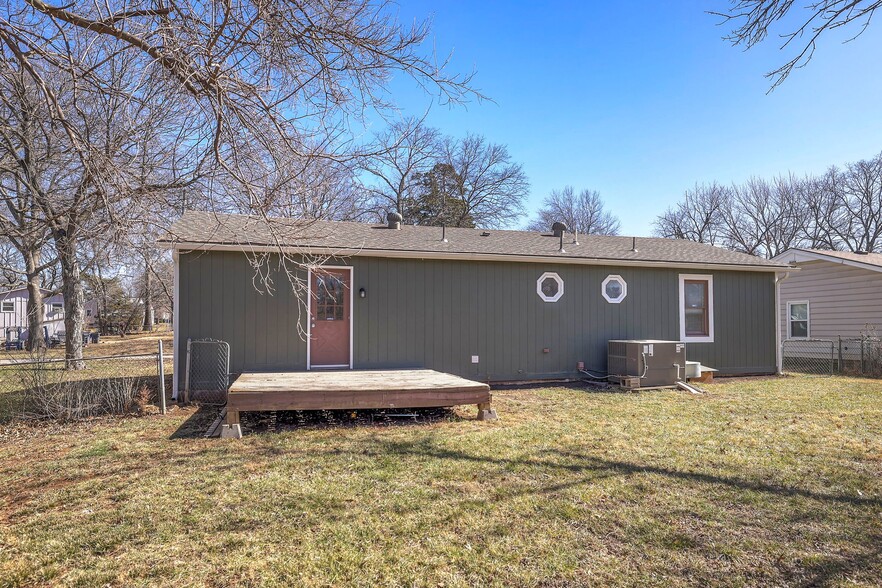 Building Photo - 709 N Woodland St