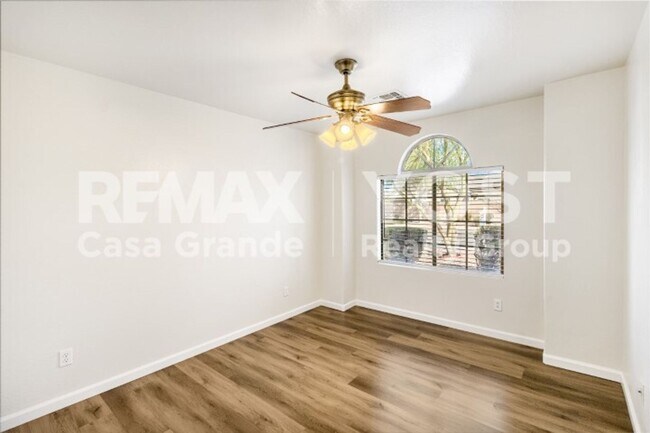 Building Photo - Sunshine, Space & a Backyard to Enjoy!