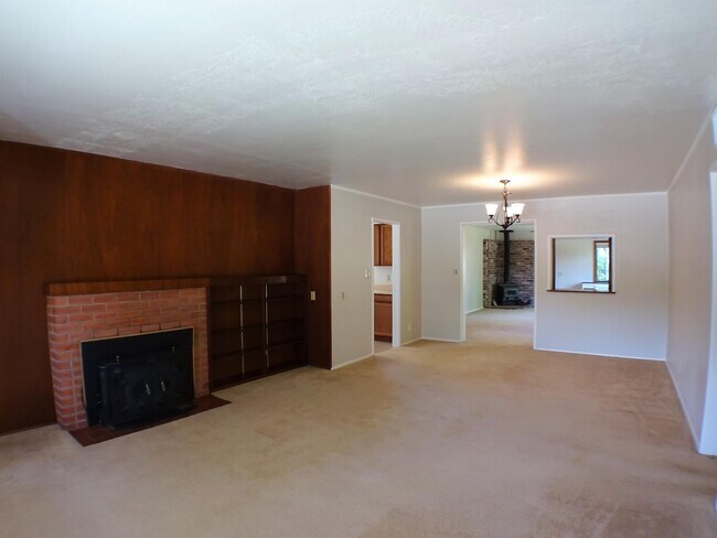 Building Photo - 886 Lynn Ln