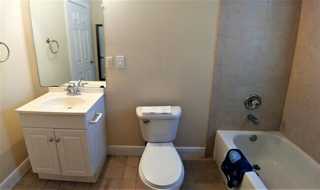 Building Photo - 415 Greenbriar Dr