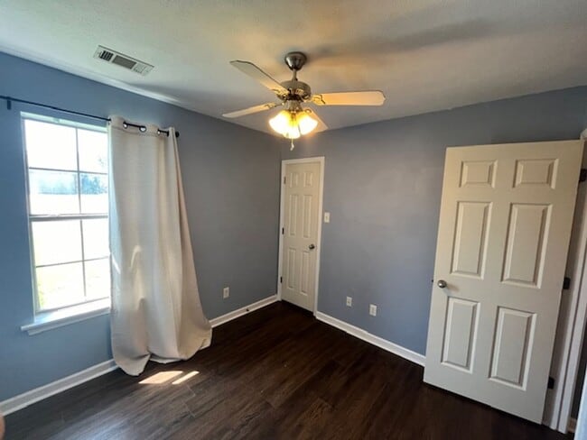 Building Photo - 102 Rosebud Cir