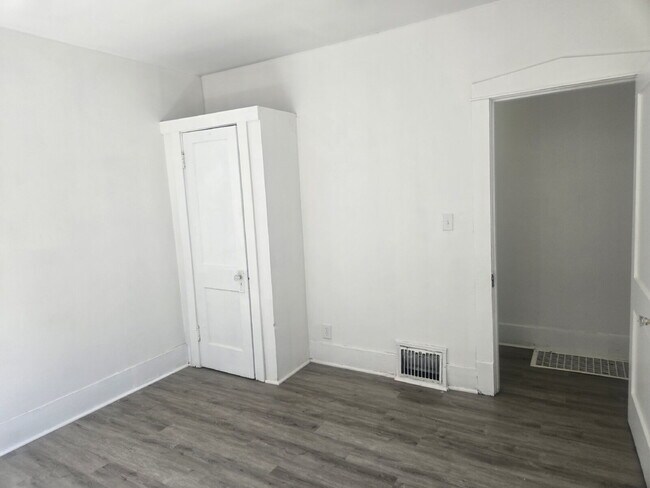 Building Photo - "Charming 2-Bed Retreat in Louisville - Cozy 700 Sq Ft at Vermont Ave!"
