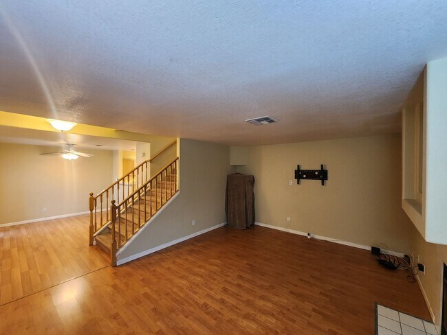 Building Photo - Modern Comfort in the Heart of Summerlin!