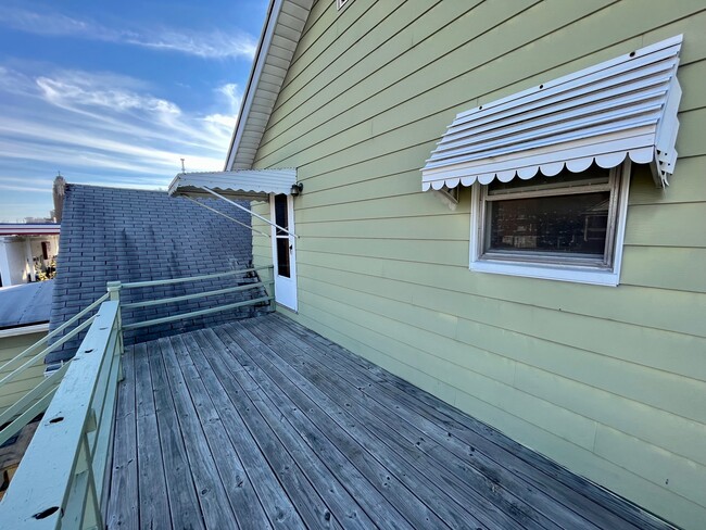 Building Photo - 911 N Center St