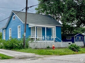 Building Photo - 614 7th St