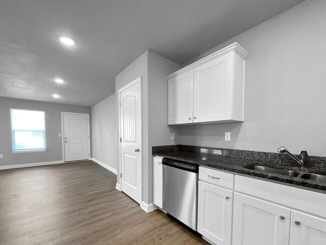 Building Photo - Charming 3BR/2BA Renovated Duplex | Ranch-Style Living in Colonial Gardens