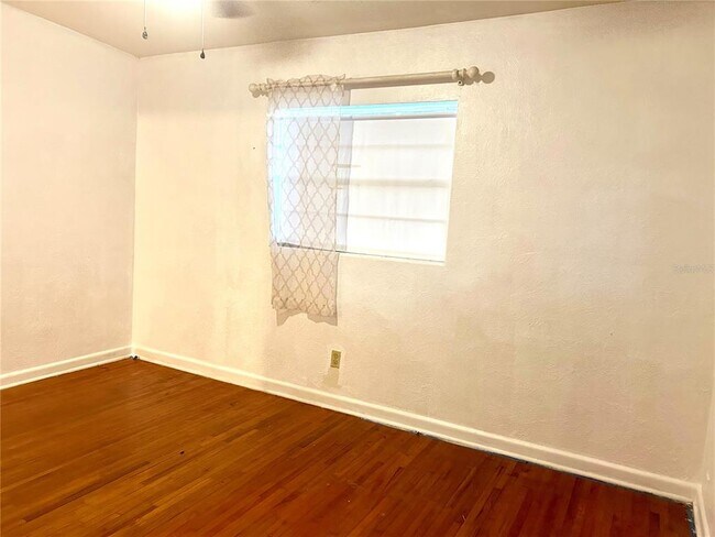 Building Photo - 112 Dahlia Dr