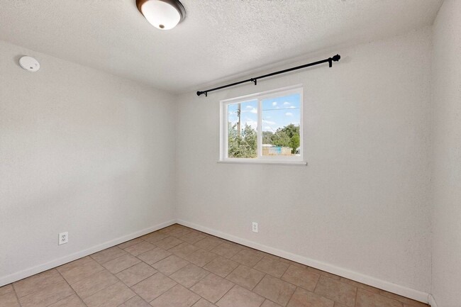 Building Photo - NE 3 bedroom 1 bath 1348/sf