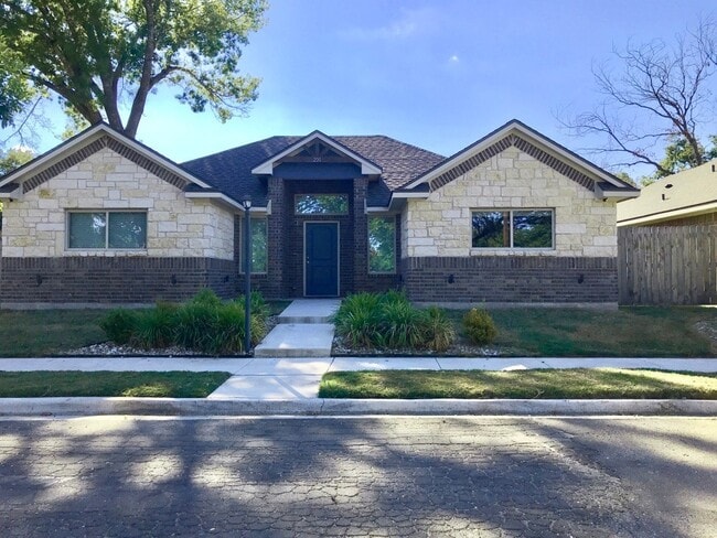 Primary Photo - Spacious 4-Bed, 4.5-Bath Home in the Heart...