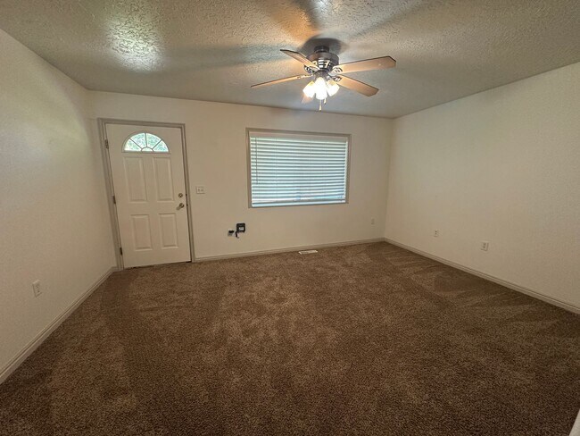 Building Photo - 2 Bed, 1.5 Bath Townhome in the Meadows