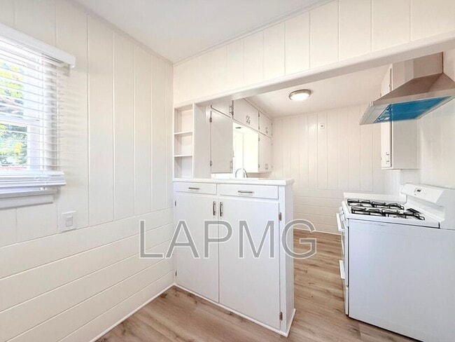 Building Photo - 6200 N Muscatel Ave