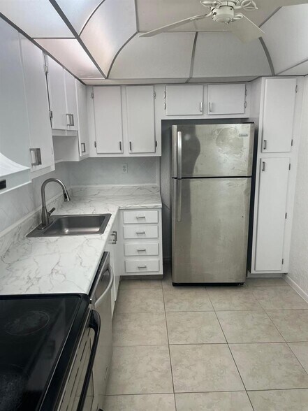 Primary Photo - 6301 N University Dr