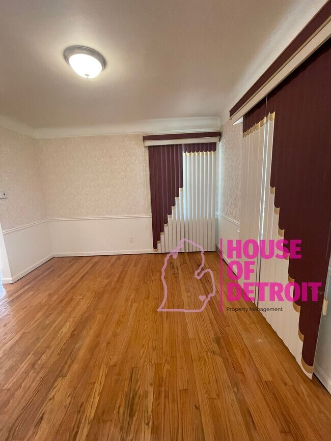 Building Photo - Summer Special~ 3 BEDROOM 1 BATH BUNGALOW ...