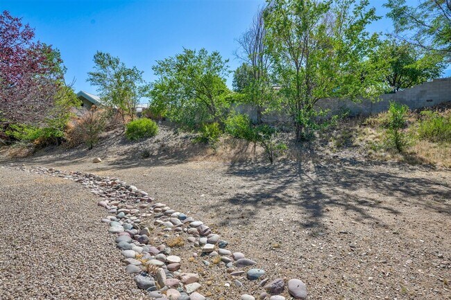 Building Photo - 3 Bedroom, 2 Bath, 2 Car Garage For Rent in Prescott!