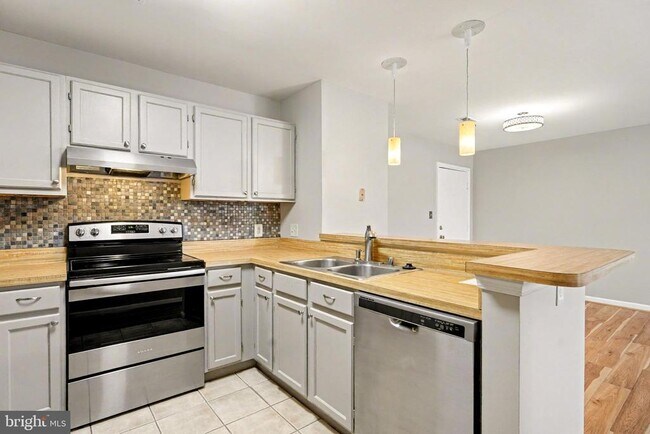 Building Photo - 102 Chesterfield Ln