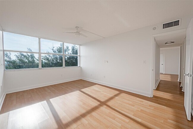 Building Photo - 1300 NE Miami Gardens Dr