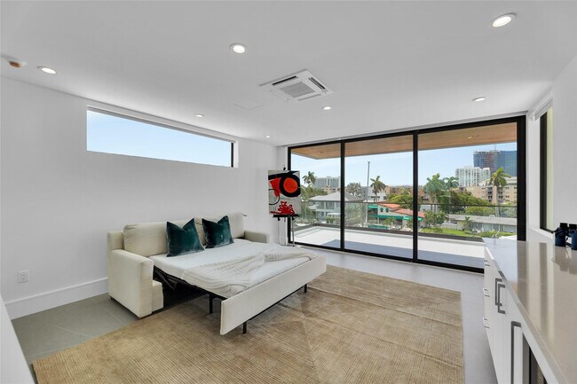 Building Photo - 1730 SE 13th St